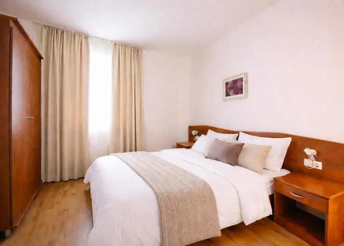 شقة Riva Beachfront No.1 بودغورا