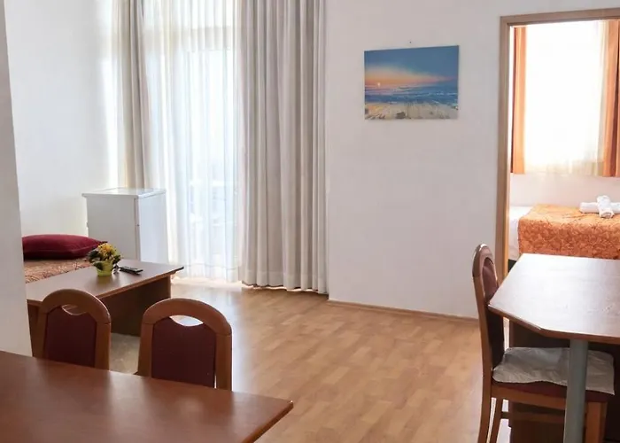 شقة Riva Beachfront No.1 بودغورا